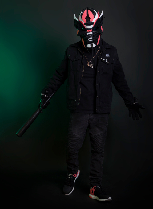 Persona con máscara hecha de adidas EQT Support Ultra